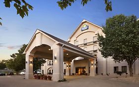 Days Inn & Suites By Wyndham Cedar Rapids Exterior photo