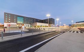 Courtyard By Marriott Warsaw Airport Hotell Exterior photo