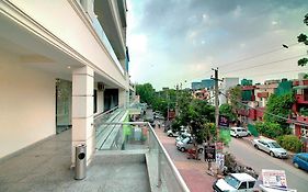 Staayz Premium Gurgaon Hotell Exterior photo