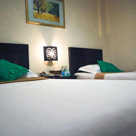Helios Hotel Malang Exteriör bild