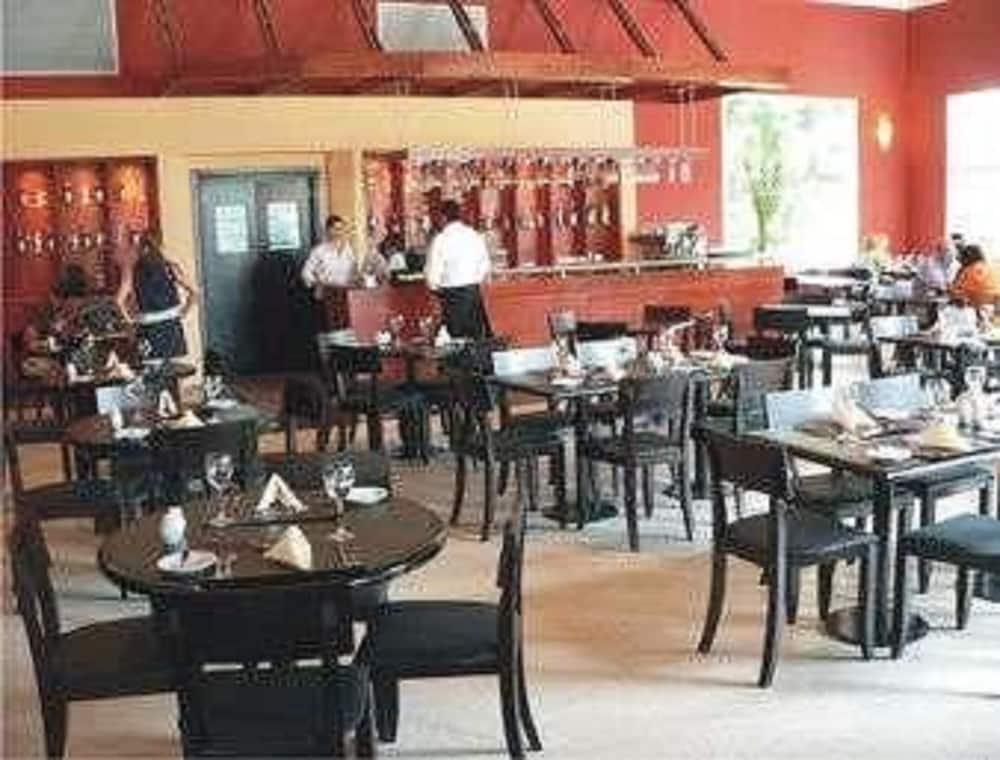 Howard Johnson Pilar Resort Spa & Convention Center Restaurang bild