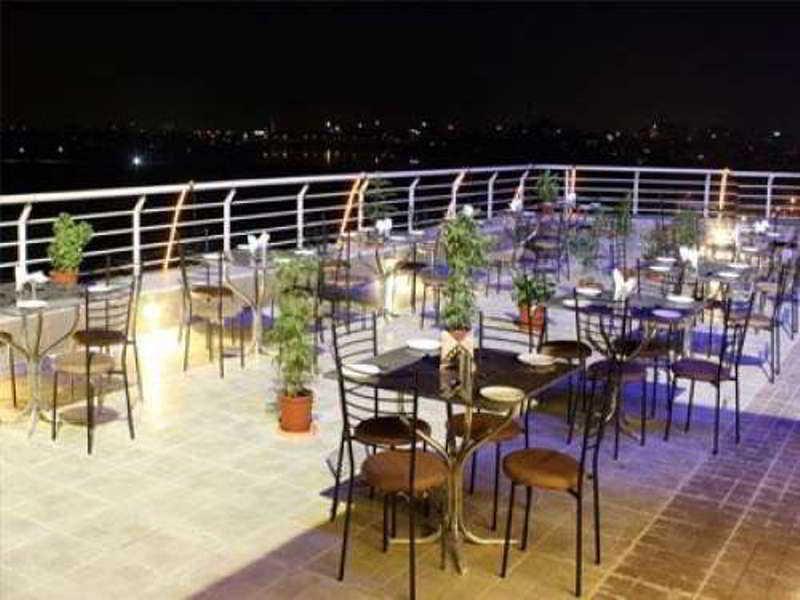 Silvercloud Hotel And Banquets Ahmedabad Exteriör bild