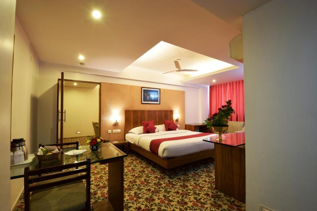 Hotel Pearl Kolhapur1 Exteriör bild