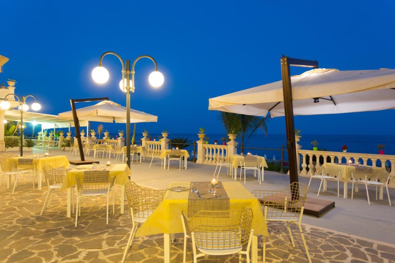 Hellenia Yachting Hotel & Spa Giardini Naxos Exteriör bild