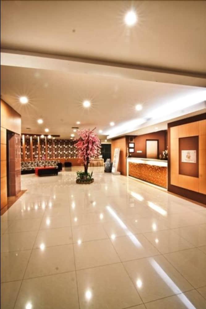Parkside Mandarin Hotel Pekalongan Exteriör bild