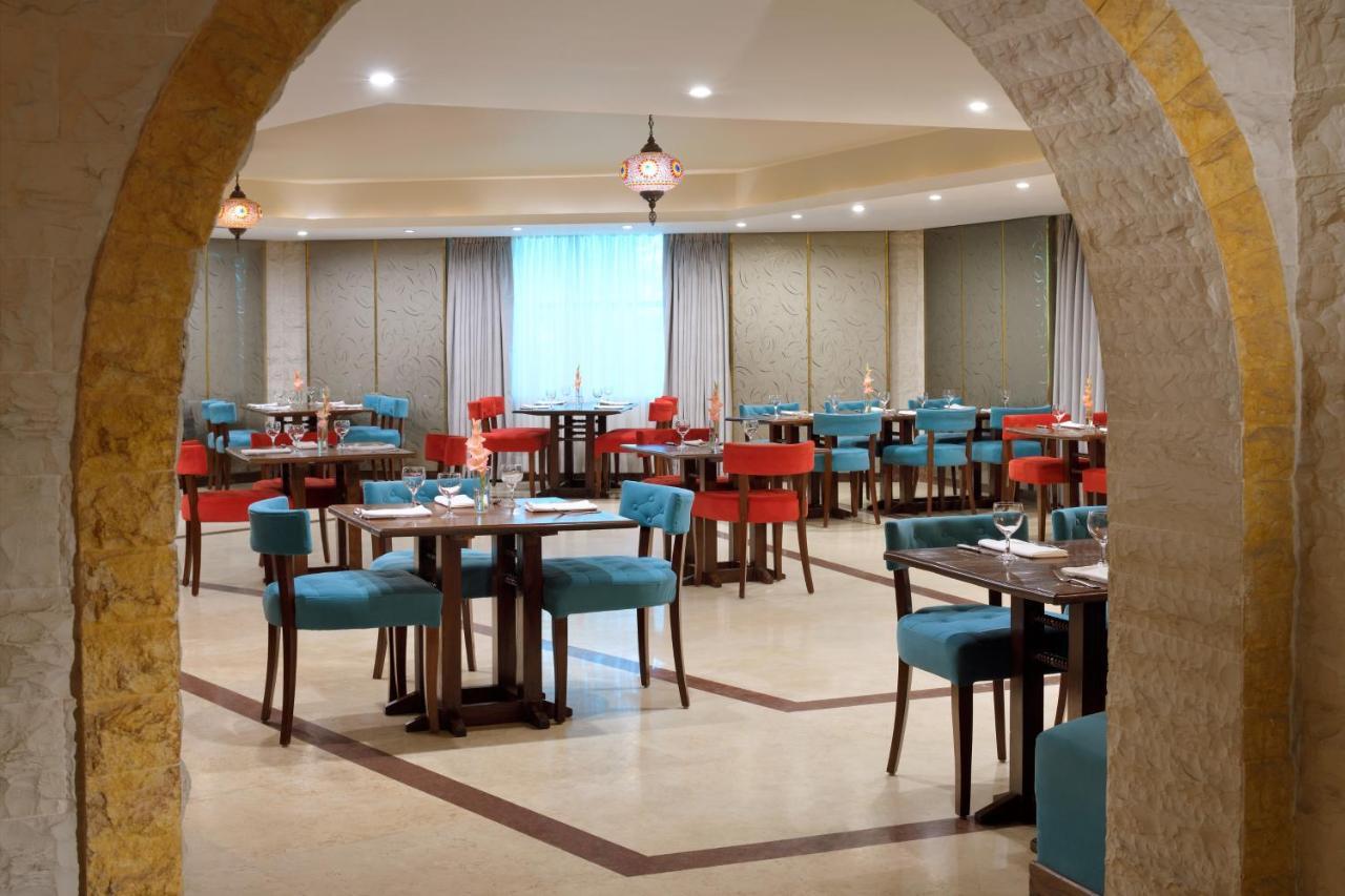Mövenpick Hotel Karachi Exteriör bild