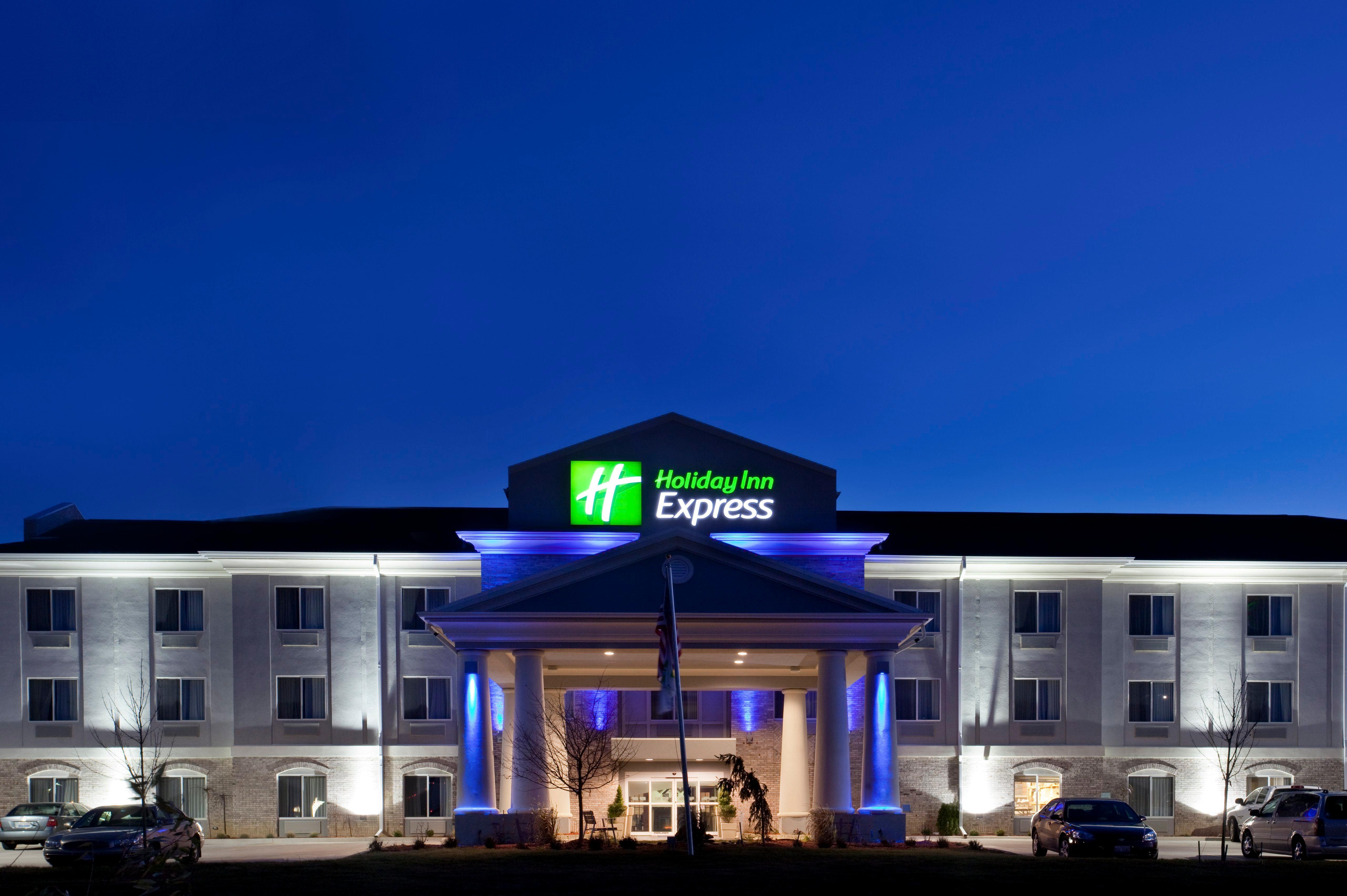 Holiday Inn Express Le Roy, An Ihg Hotel Exteriör bild