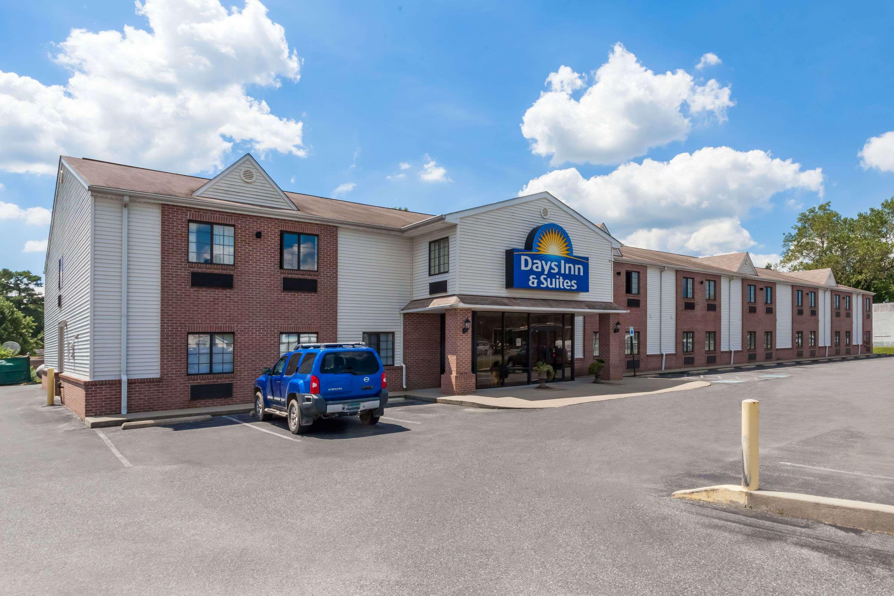 Days Inn & Suites By Wyndham Cambridge Exteriör bild