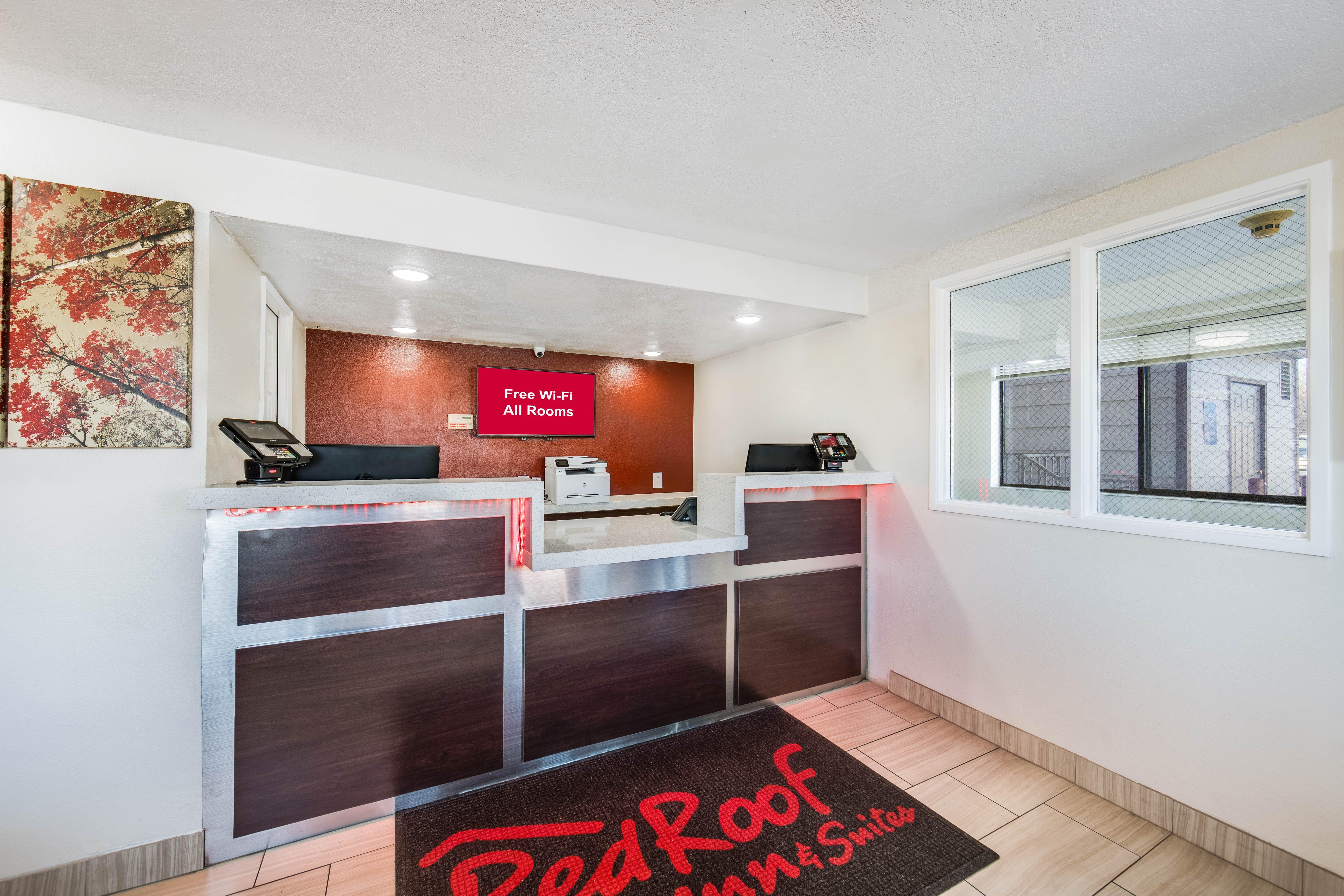 Red Roof Inn & Suites Medford - Airport Exteriör bild