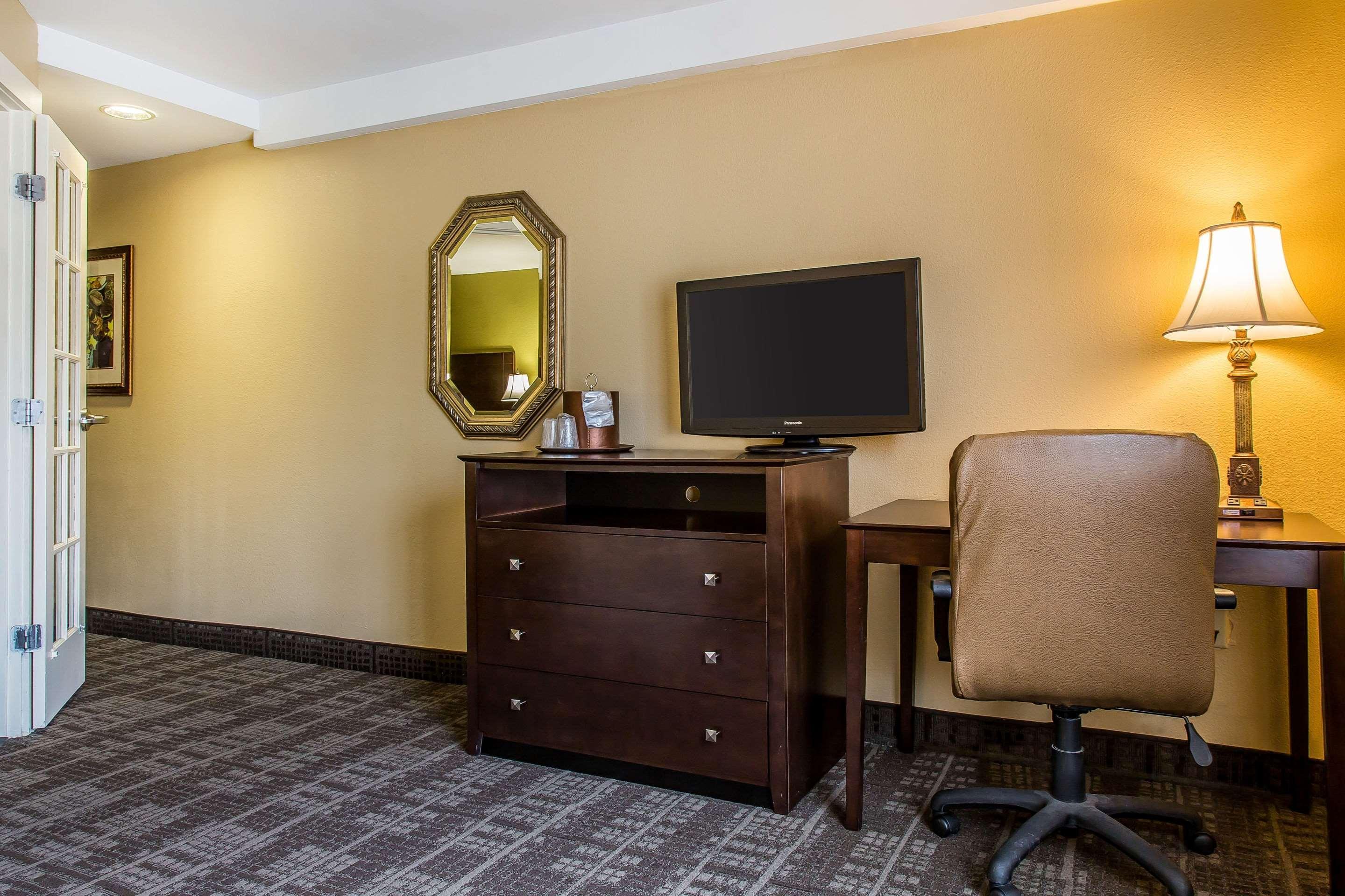 Clarion Hotel & Suites Hamden - New Haven Exteriör bild
