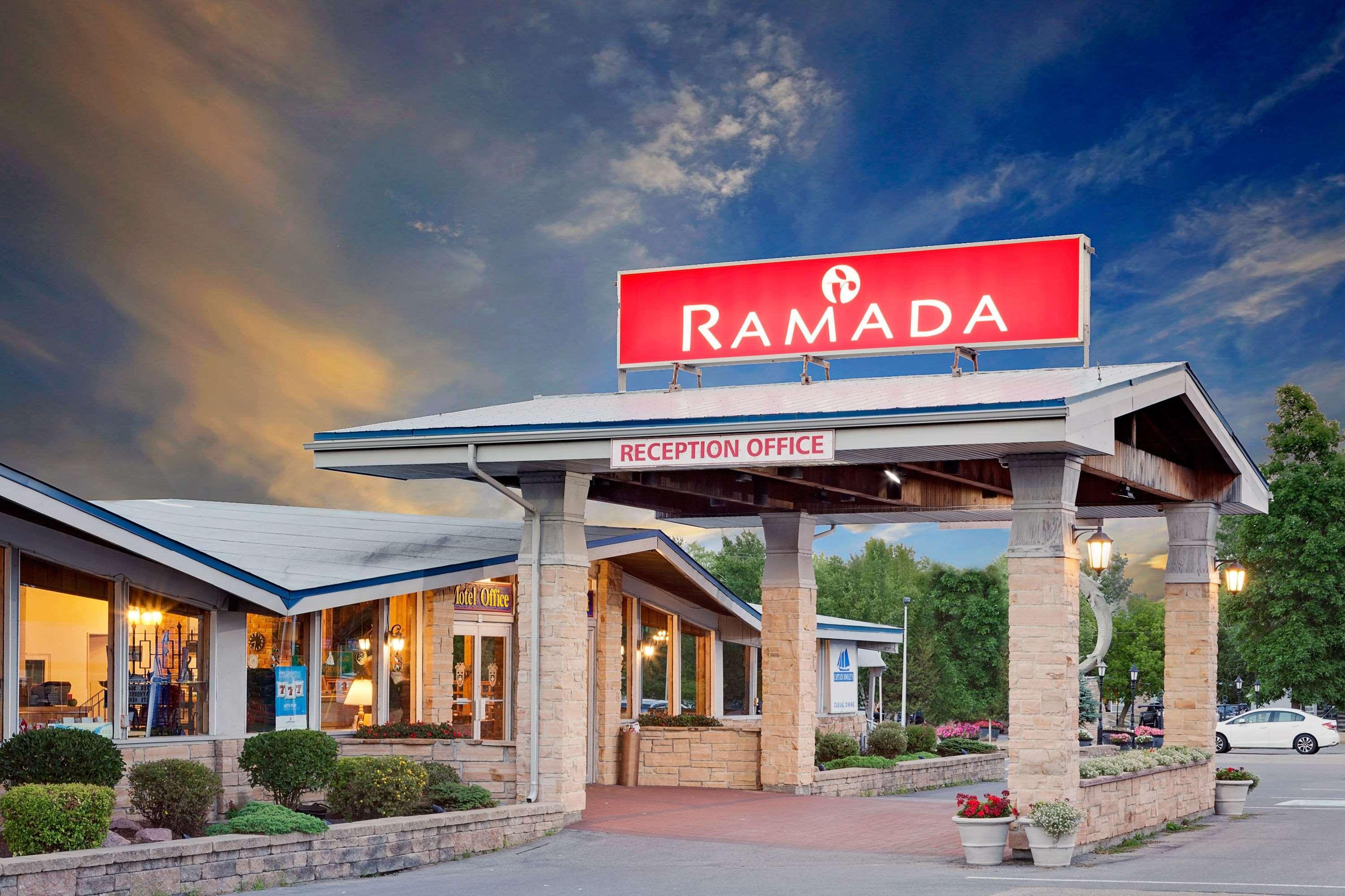 Ramada By Wyndham Gananoque Provincial Inn Exteriör bild