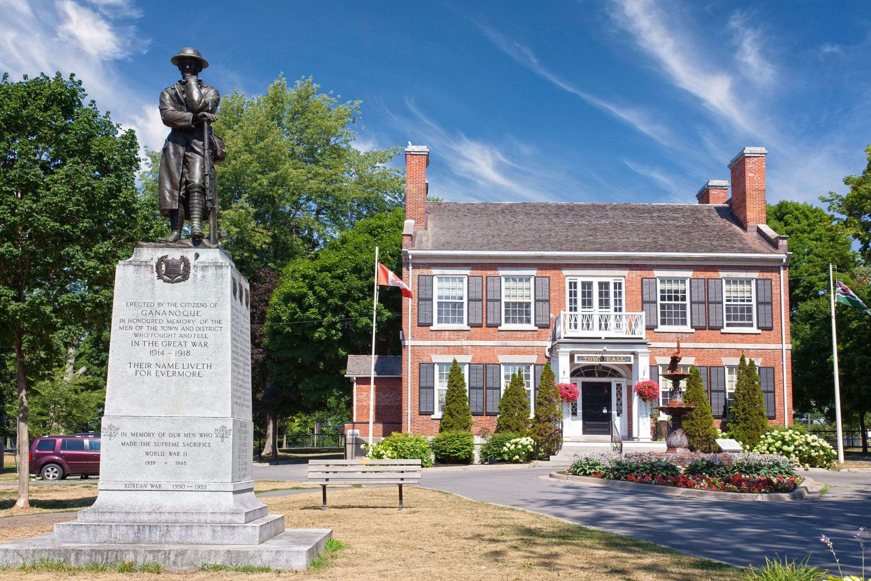 Ramada By Wyndham Gananoque Provincial Inn Exteriör bild