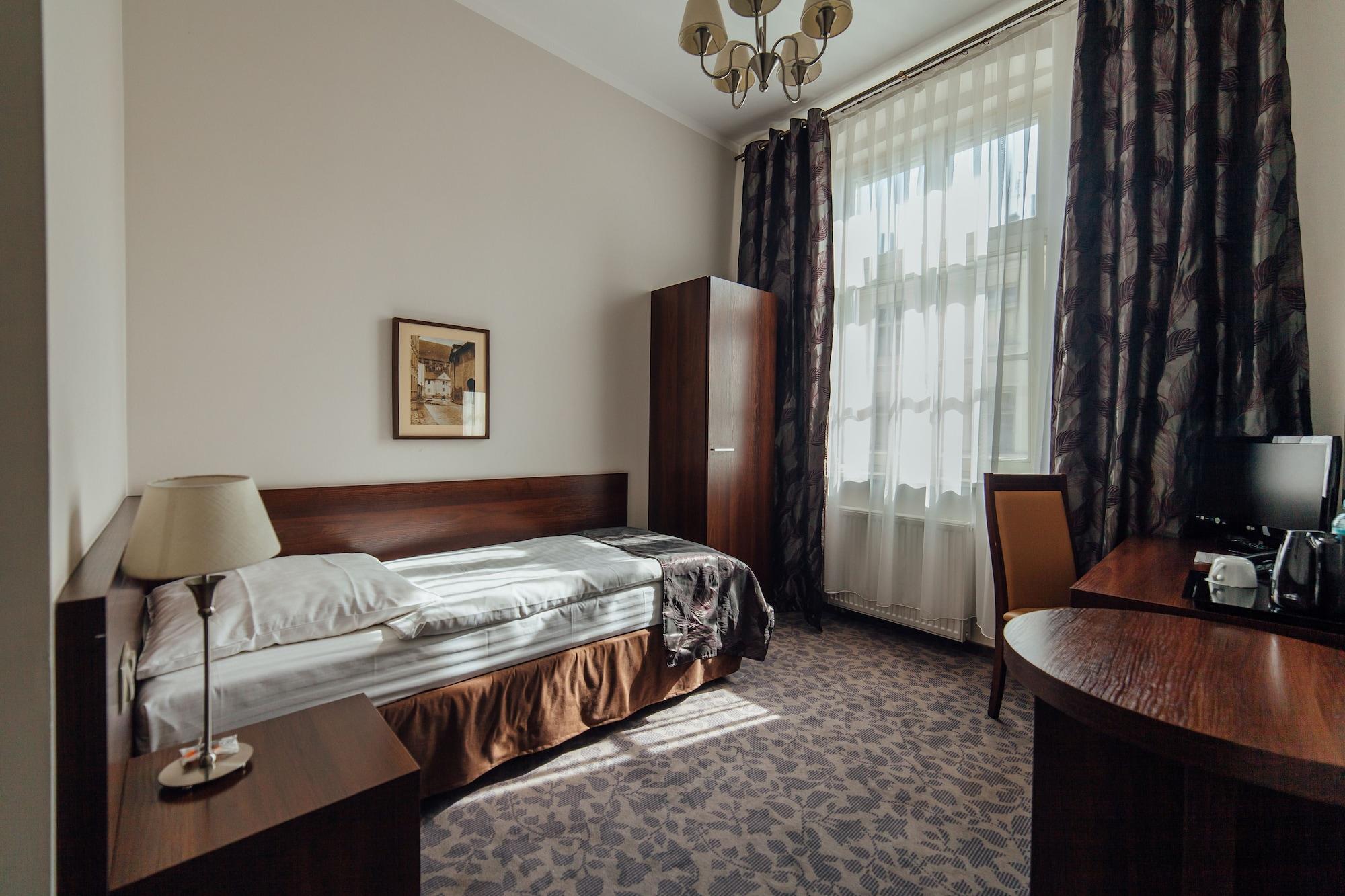 Hotel Rezydent Krasków Exteriör bild