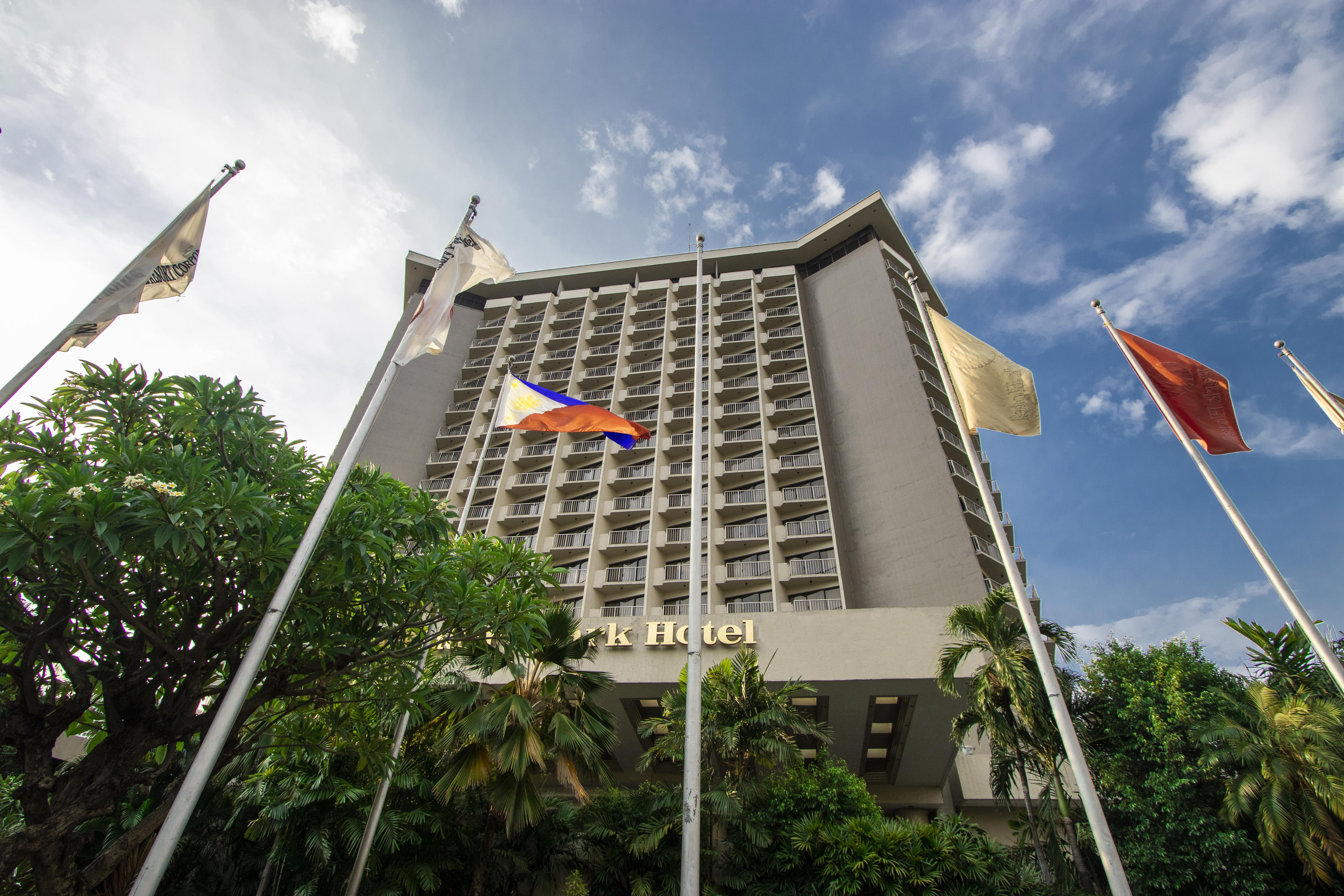 Century Park Hotel Manila Exteriör bild