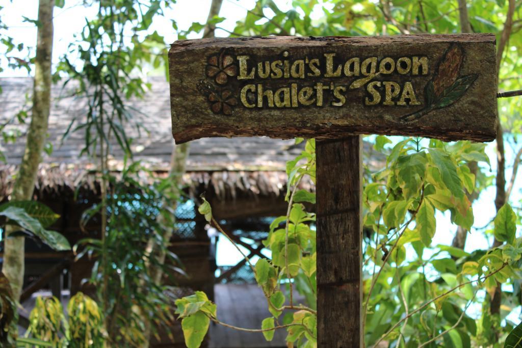 Lusia'S Lagoon Chalets Hotell Salelologa Exteriör bild