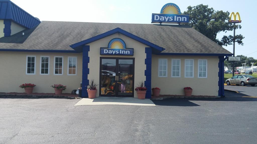 Days Inn By Wyndham Des Moines Merle Hay Exteriör bild
