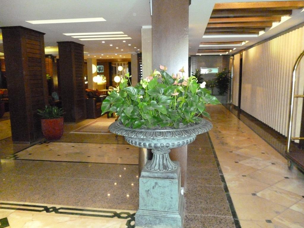 Al Bustan Hotel Doha Exteriör bild