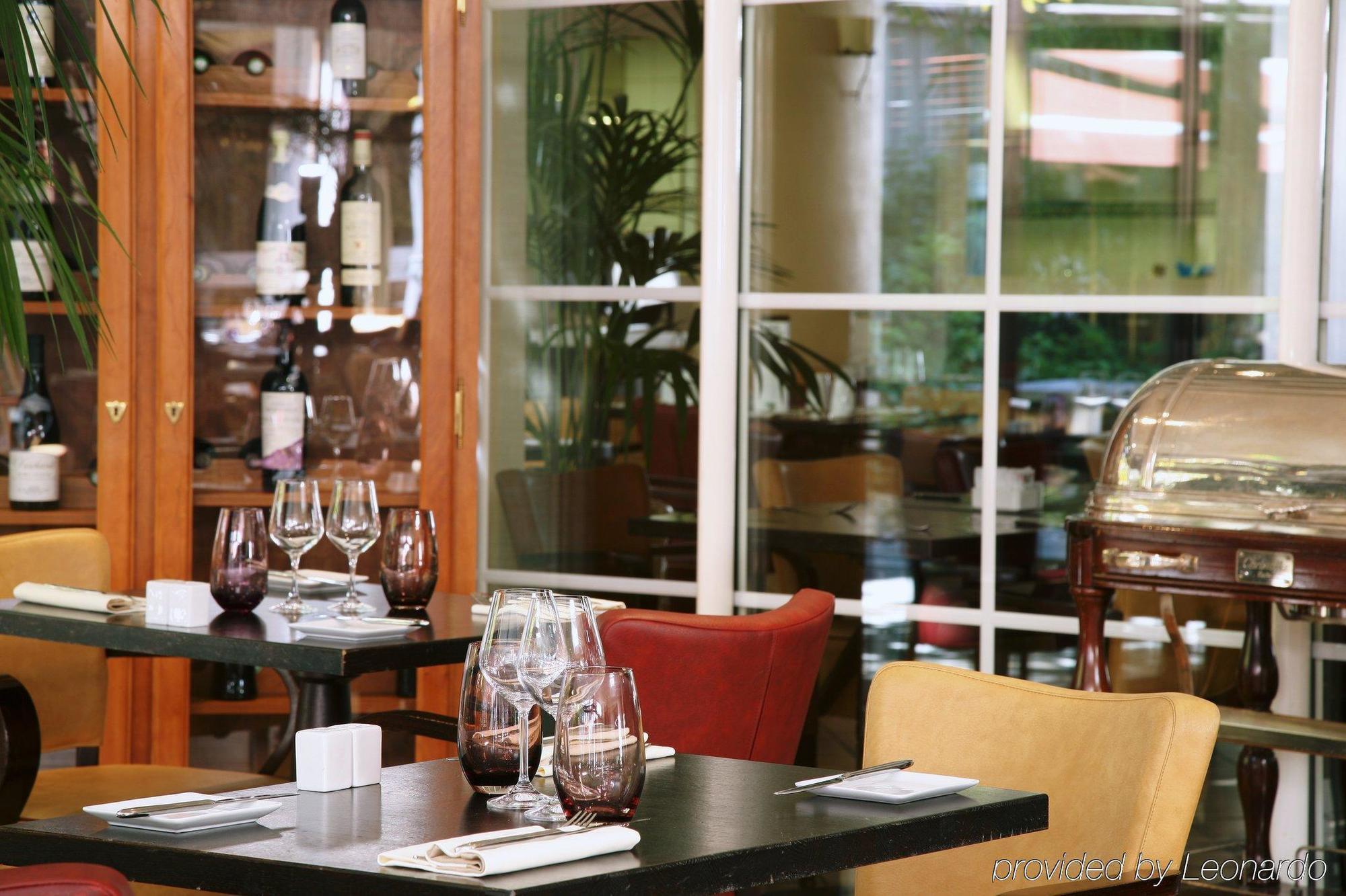 Doubletree By Hilton Paris Bougival Hotell Restaurang bild