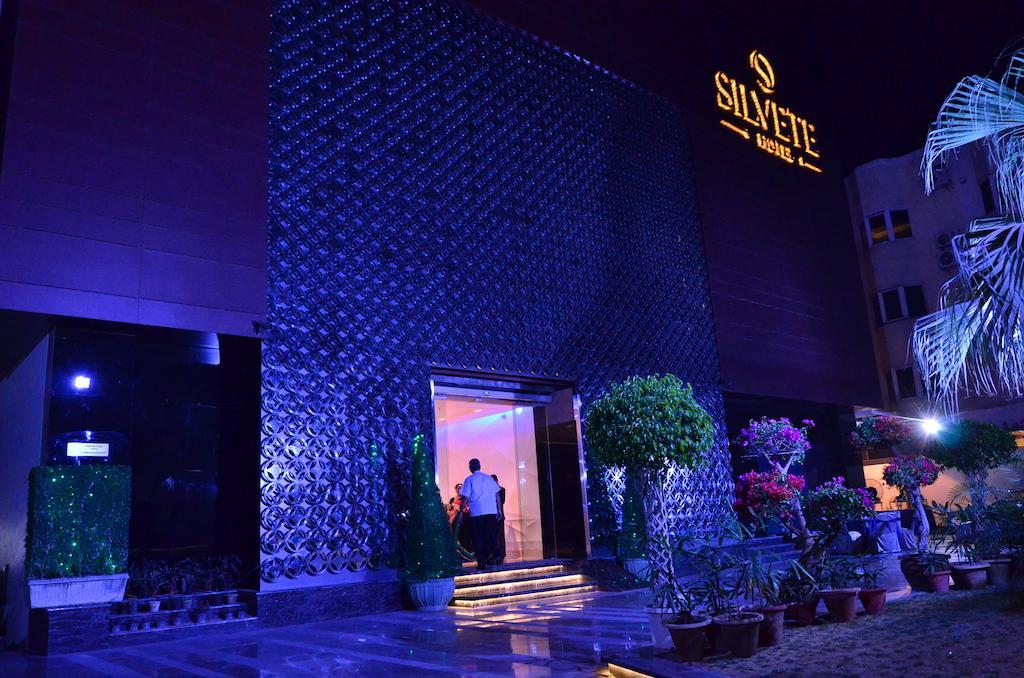 Silvete Hotel Lucknow Exteriör bild