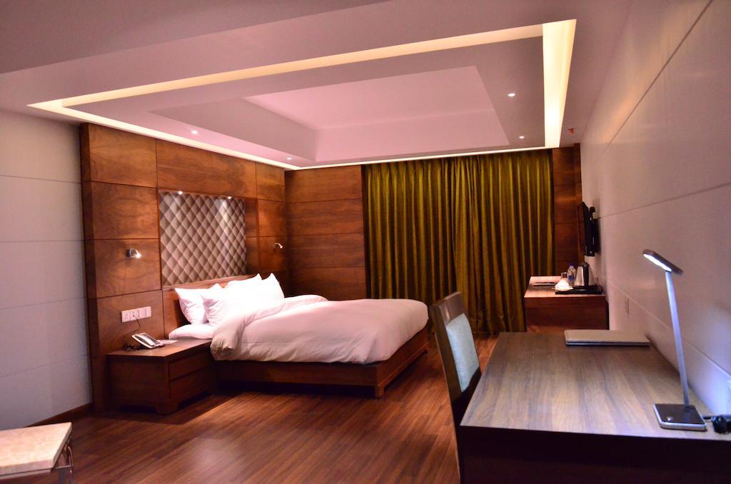 Silvete Hotel Lucknow Exteriör bild