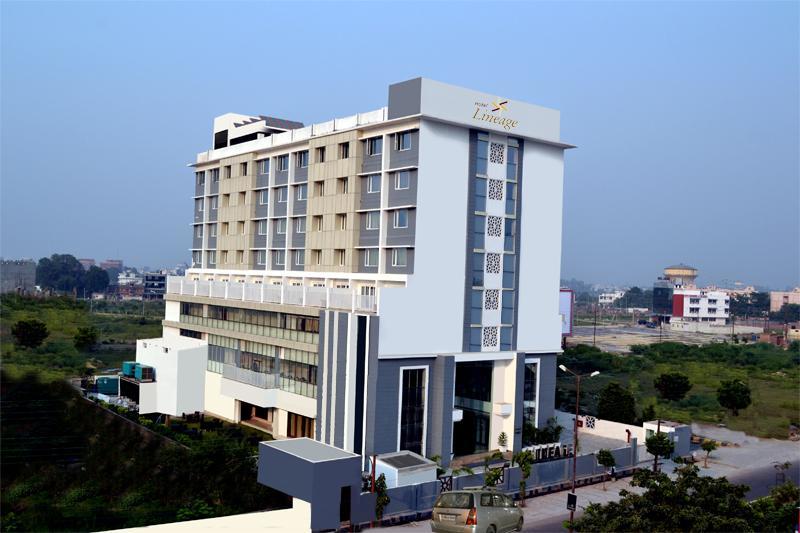 Lineage Hotel Lucknow Exteriör bild