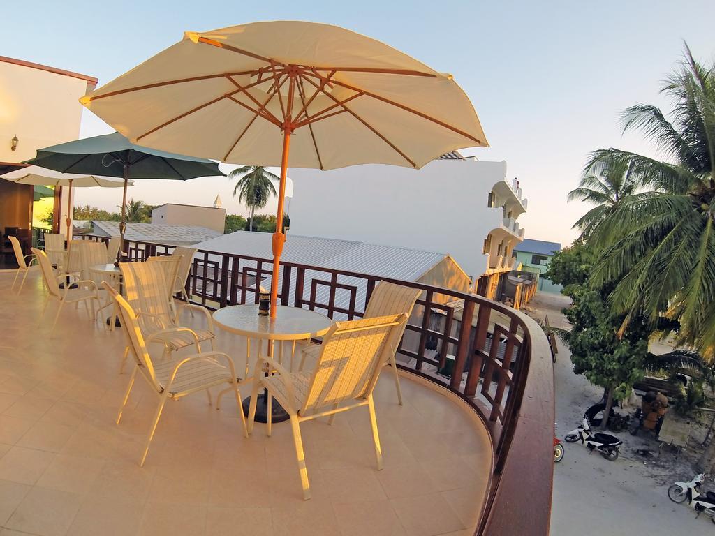 Sun Tan Beach Hotel Maafushi Exteriör bild