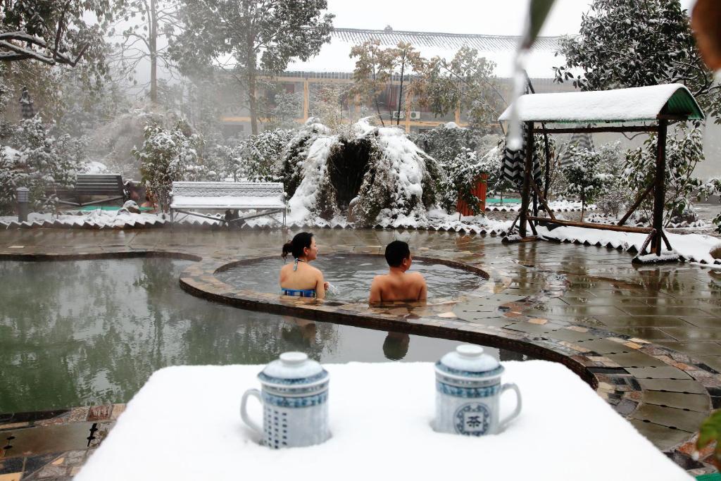 Huasheng Hot Spring Hotel Emeishan Exteriör bild