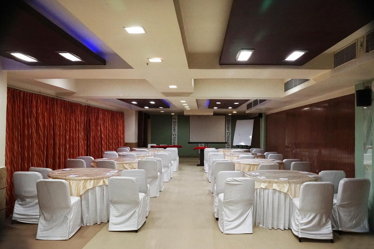 Silvercloud Hotel And Banquets Ahmedabad Exteriör bild
