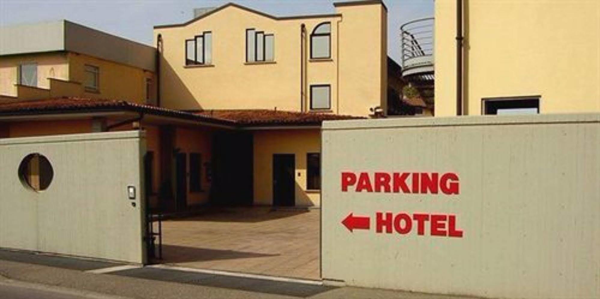Hotel Ovest Piacenza Exteriör bild