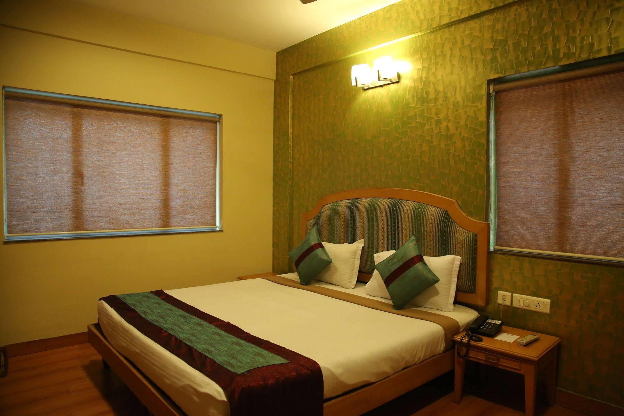 Hotel Sudesh Tower Calcutta Exteriör bild