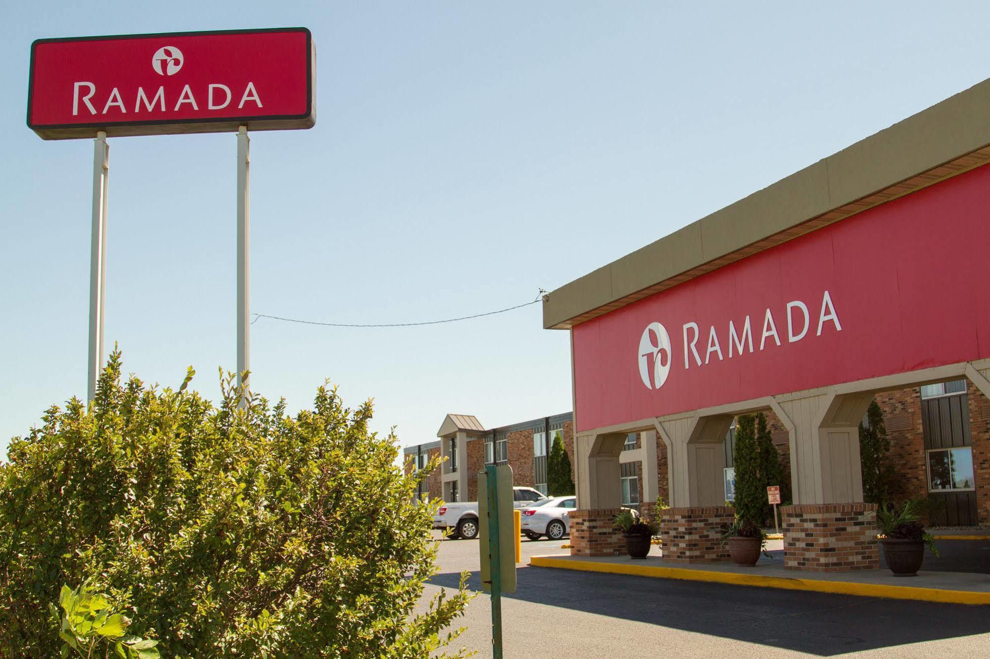 Ramada By Wyndham Bismarck Hotell Exteriör bild
