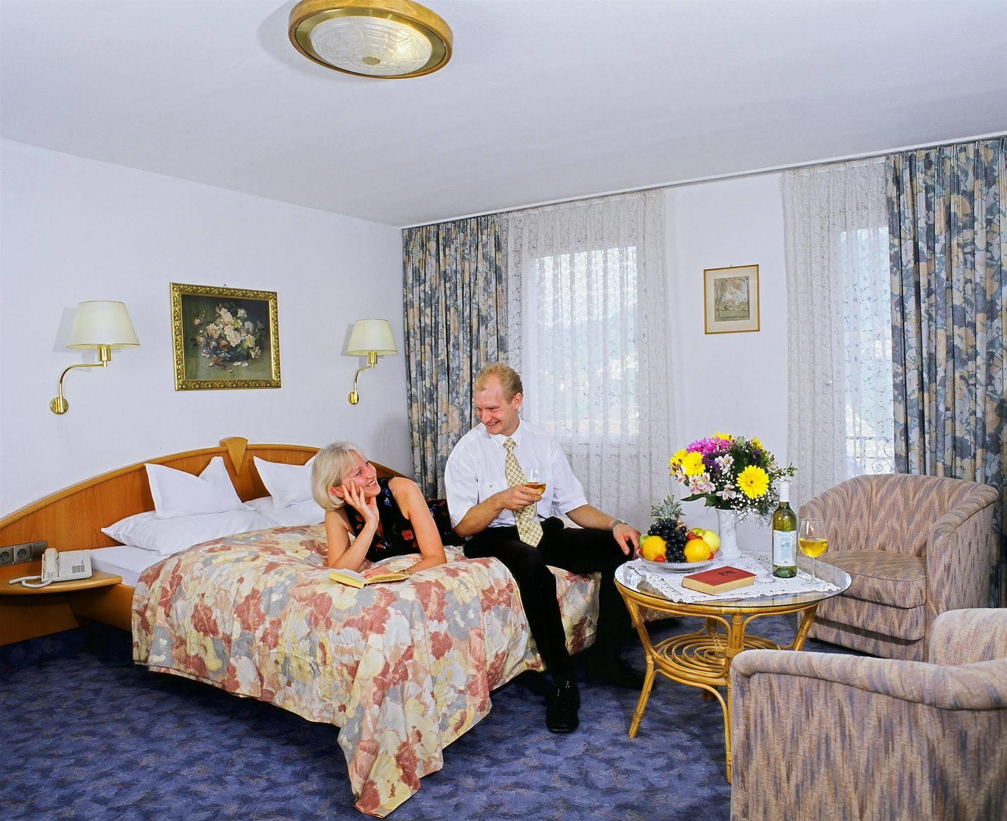 Hotel Kull Von Schmidsfelden Bad Herrenalb Exteriör bild