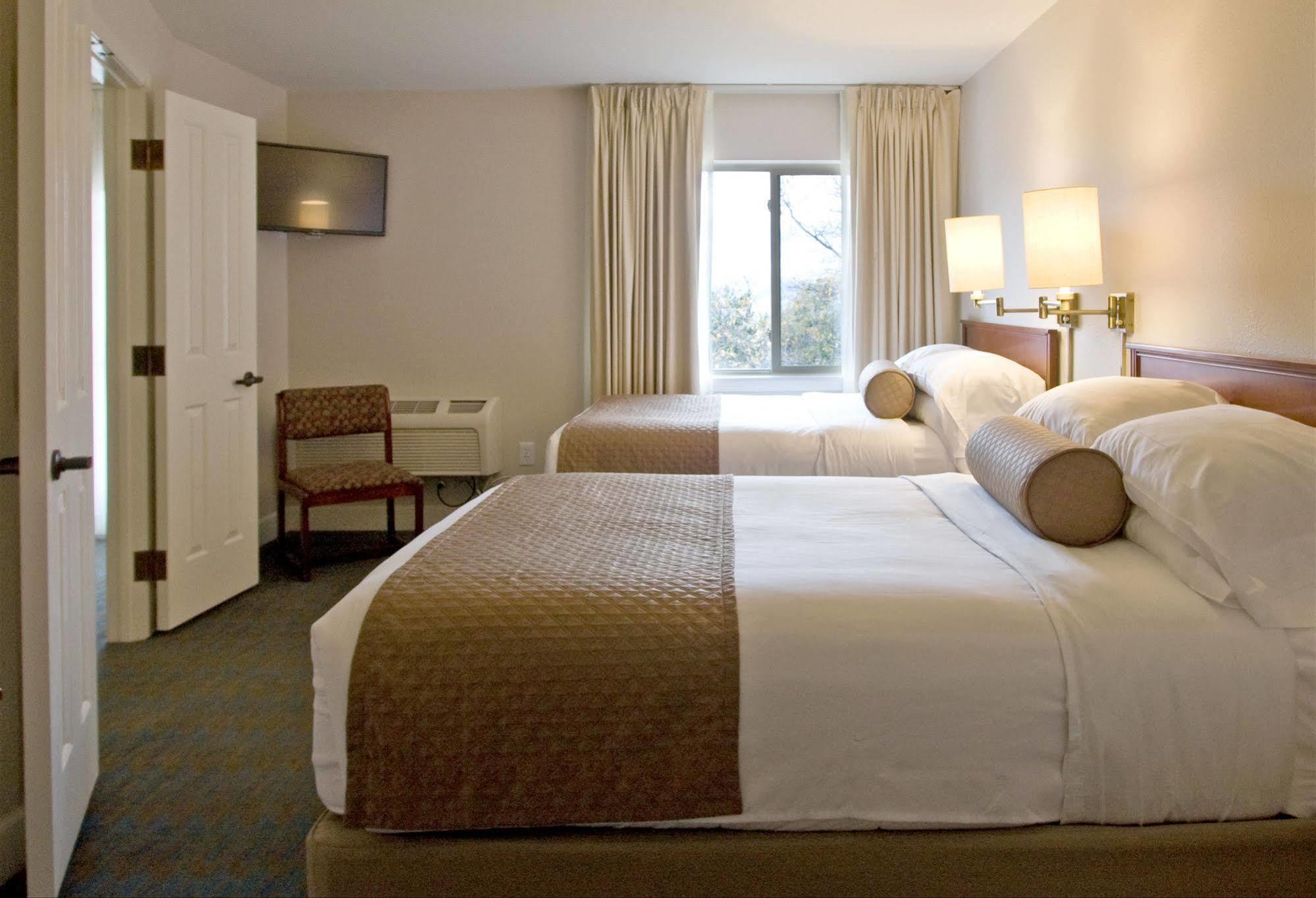 Ashland Hills Hotel & Suites Exteriör bild