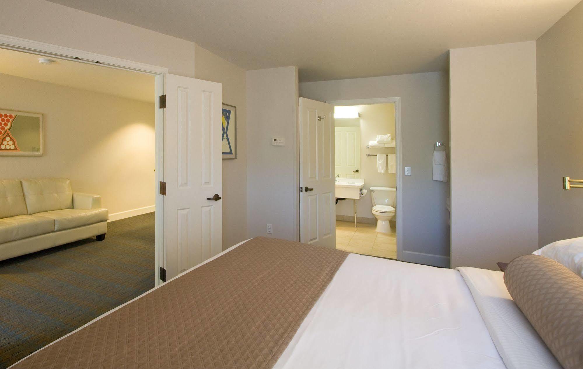 Ashland Hills Hotel & Suites Exteriör bild