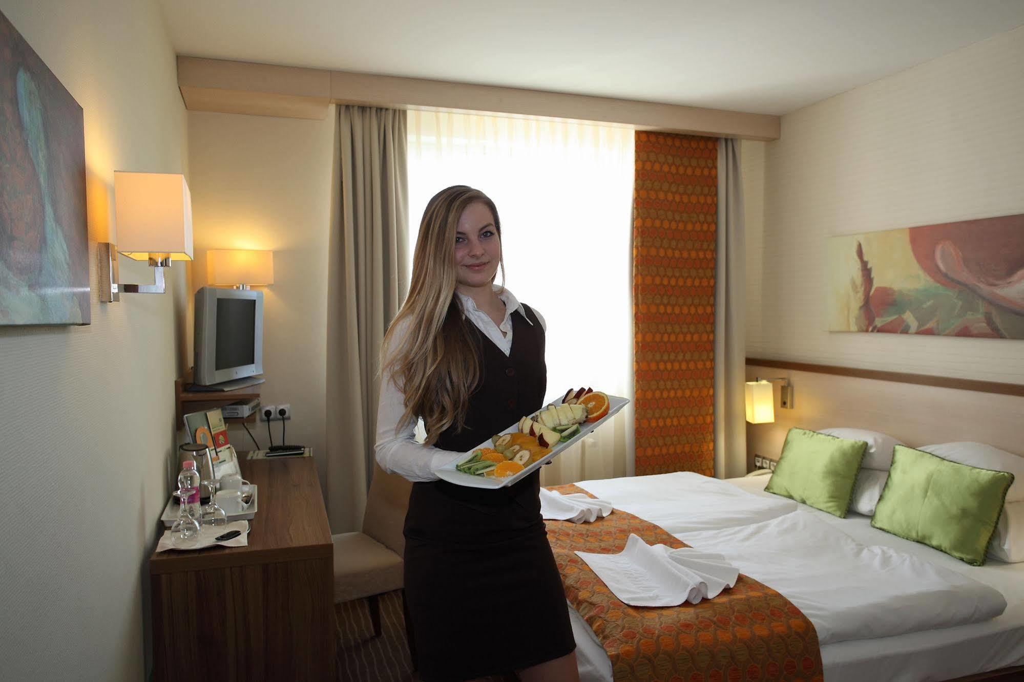 Hotel Famulus Győr Exteriör bild