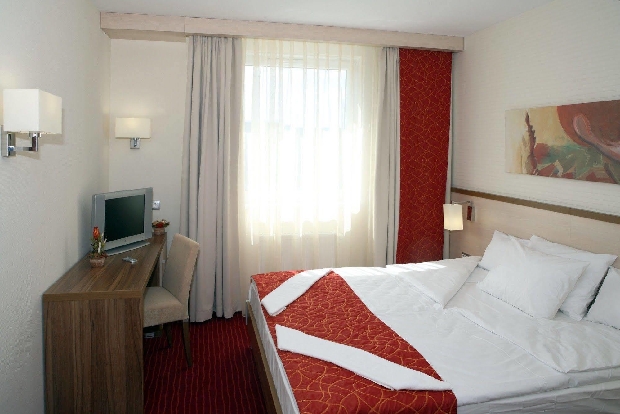 Hotel Famulus Győr Exteriör bild