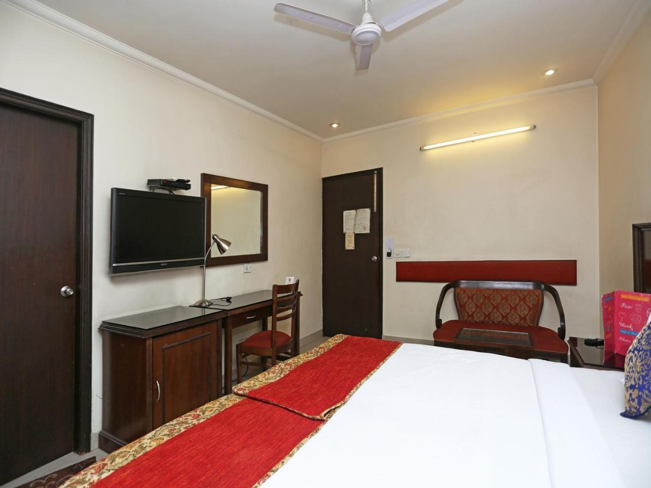 Hotel Clark Heights New Delhi Exteriör bild