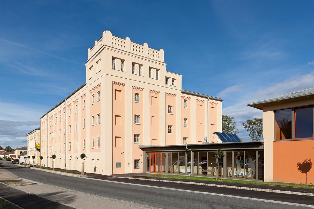 Jufa Hotel Weinviertel - Eselsmuhle Seefeld-Kadolz Exteriör bild