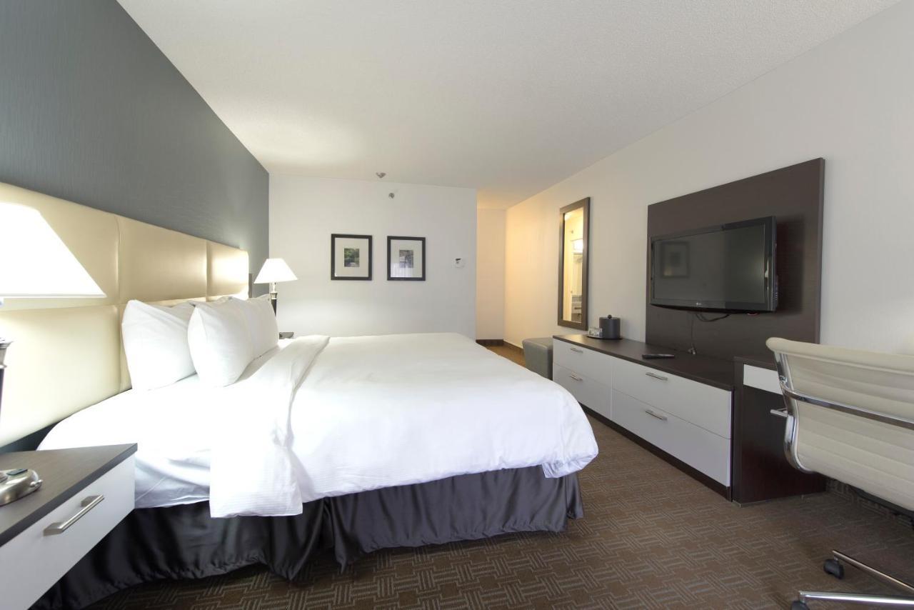 Toronto Don Valley Hotel And Suites Exteriör bild