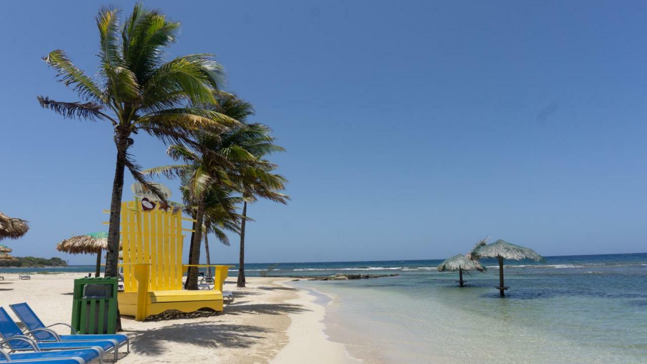 Las Palmas Beach Hotel Dixon Cove Exteriör bild