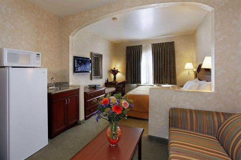Holiday Inn Express & Suites - Lake Forest, An Ihg Hotel Exteriör bild