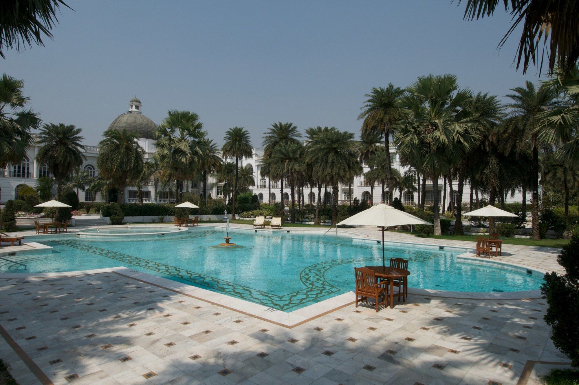 Taj Mahal Lucknow Hotell Exteriör bild