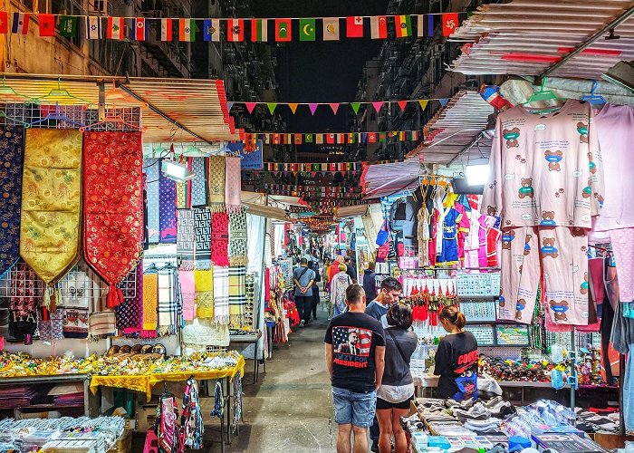 Temple Street Night Market photo