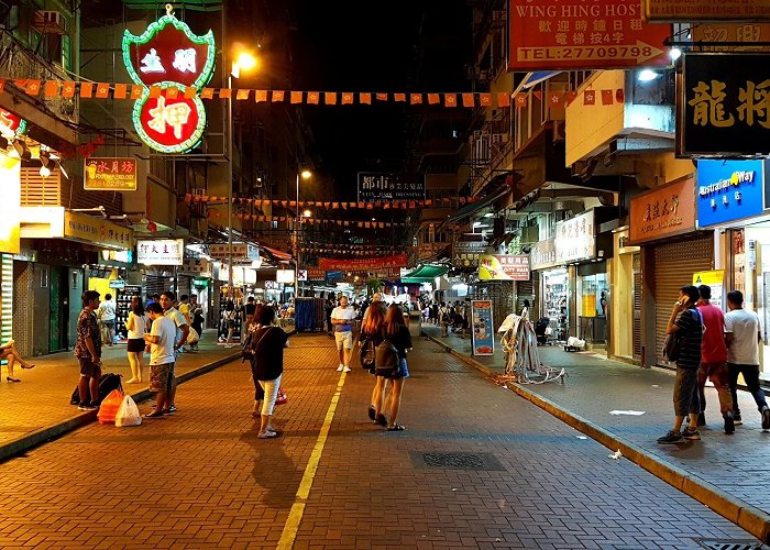 Temple Street Night Market photo