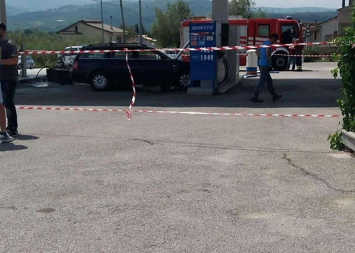 Stazione di Contursi Terme Finisce contro un distributore di benzina con l'auto, tanta paura ... photo