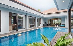Kencana Villa 7 Bedroom With A Private Pool Bandung Exterior photo