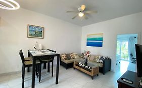 Lovely 2-Bedroom Apartment In Venetian Road Providenciales Exterior photo