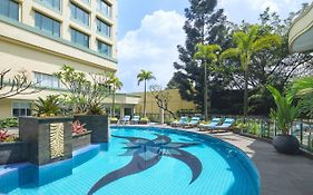 Courtyard By Marriott Bandung Dago Hotell Exterior photo