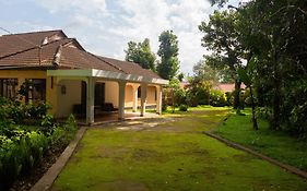 The House Of Black And White Vandrarhem Arusha Exterior photo