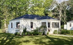 Silver Sands Motel & Beach Bungalows Greenport Exterior photo